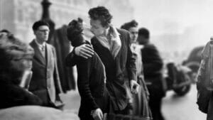 French couple kissing Photo from Robert Denoiseau to illustrate the article called french culture myths